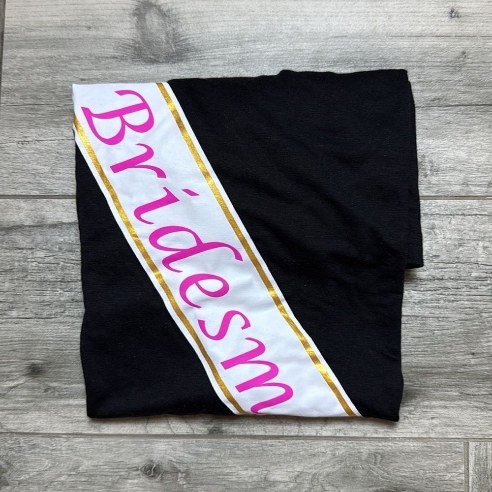 MODERN LUX WOMEN'S SHORT SLEEVE BRIDESMAID SASH GRAPHIC T-SHIRT